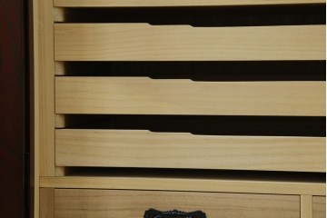 中古　仙台民藝箪笥　欅産業　牡丹を象った立派な金具が目を引く漆塗りの着物箪笥　(R-085575)