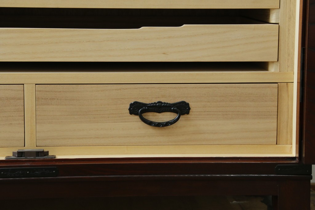 中古　仙台民藝箪笥　欅産業　牡丹を象った立派な金具が目を引く漆塗りの着物箪笥　(R-085575)