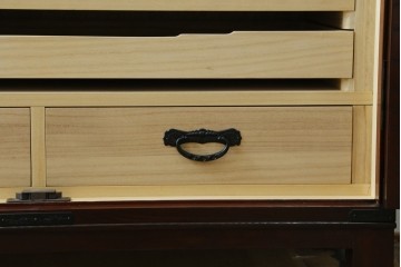 中古　仙台民藝箪笥　欅産業　牡丹を象った立派な金具が目を引く漆塗りの着物箪笥　(R-085575)