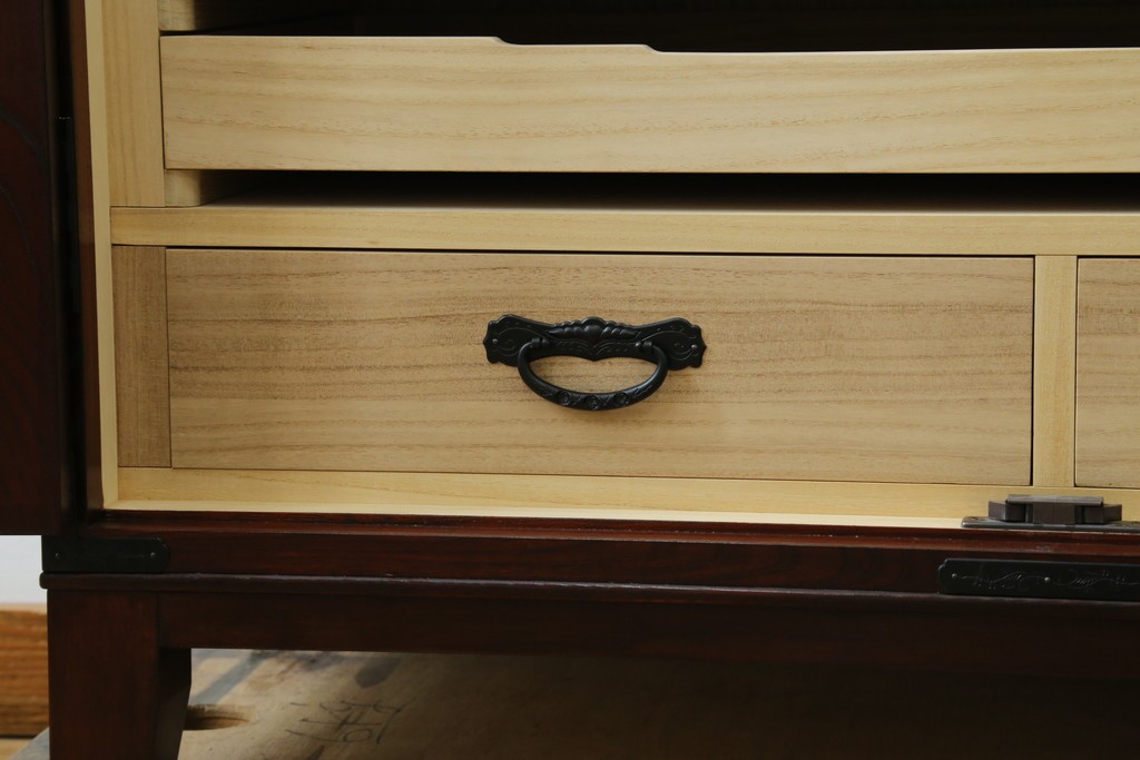 中古　仙台民藝箪笥　欅産業　牡丹を象った立派な金具が目を引く漆塗りの着物箪笥　(R-085575)