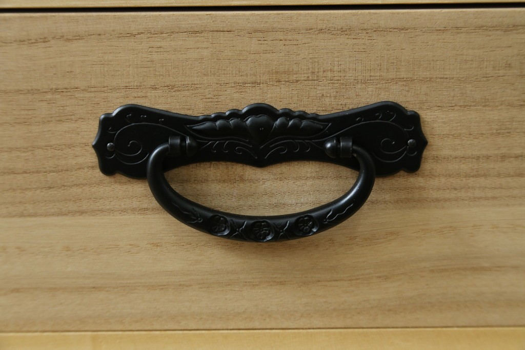 中古　仙台民藝箪笥　欅産業　牡丹を象った立派な金具が目を引く漆塗りの着物箪笥　(R-085575)