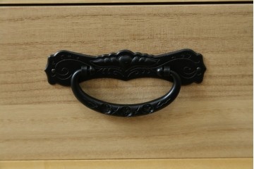 中古　仙台民藝箪笥　欅産業　牡丹を象った立派な金具が目を引く漆塗りの着物箪笥　(R-085575)