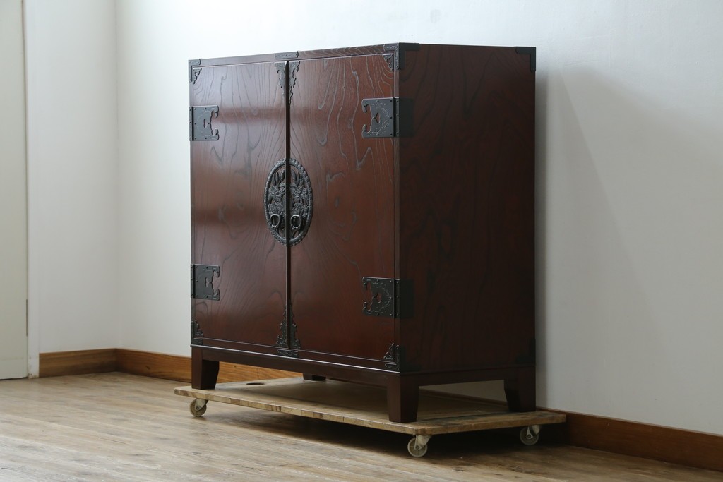 中古　仙台民藝箪笥　欅産業　牡丹を象った立派な金具が目を引く漆塗りの着物箪笥　(R-085575)