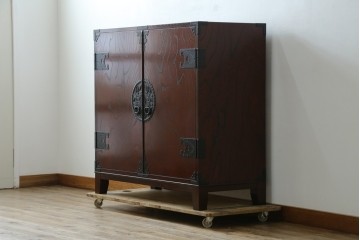 中古　仙台民藝箪笥　欅産業　牡丹を象った立派な金具が目を引く漆塗りの着物箪笥　(R-085575)