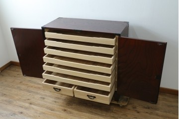 中古　仙台民藝箪笥　欅産業　牡丹を象った立派な金具が目を引く漆塗りの着物箪笥　(R-085575)