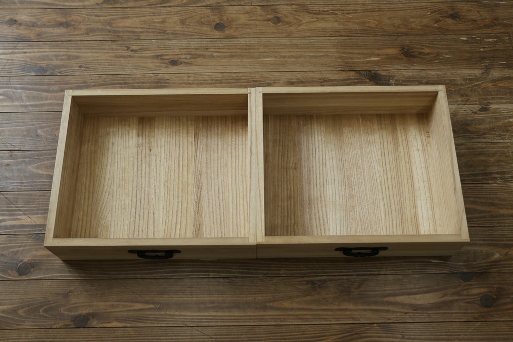 中古　仙台民藝箪笥　欅産業　牡丹を象った立派な金具が目を引く漆塗りの着物箪笥　(R-085575)