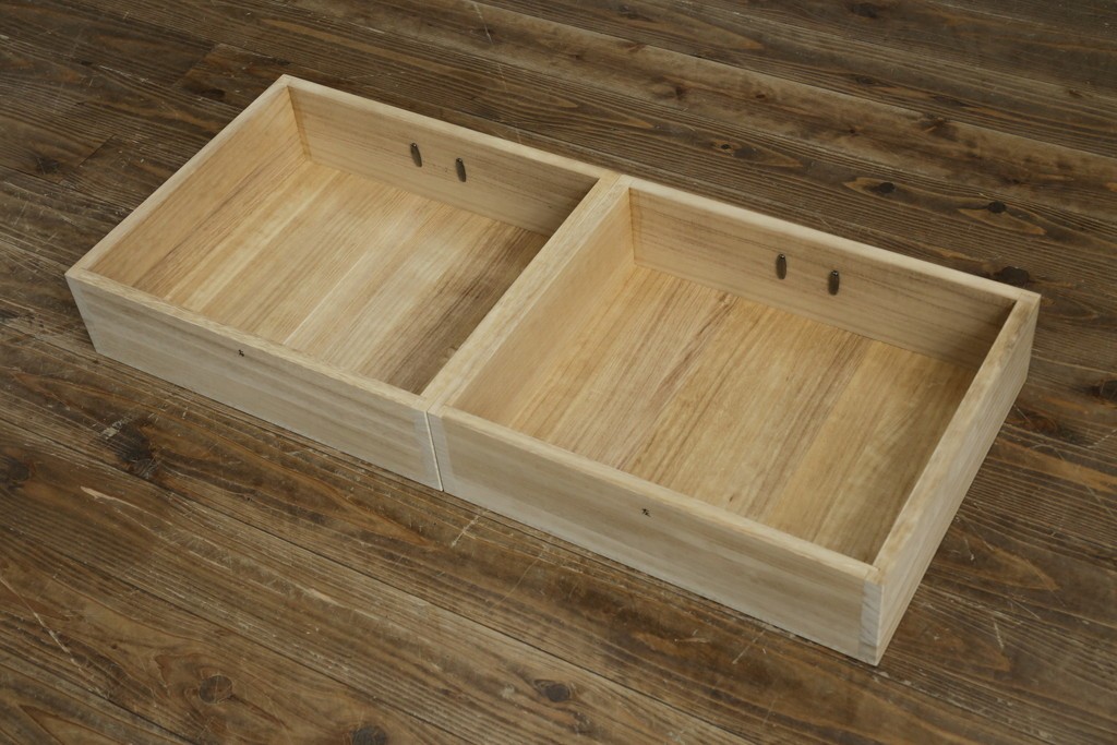 中古　仙台民藝箪笥　欅産業　牡丹を象った立派な金具が目を引く漆塗りの着物箪笥　(R-085575)