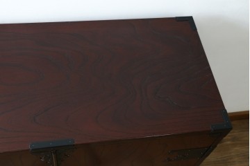 中古　仙台民藝箪笥　欅産業　牡丹を象った立派な金具が目を引く漆塗りの着物箪笥　(R-085575)