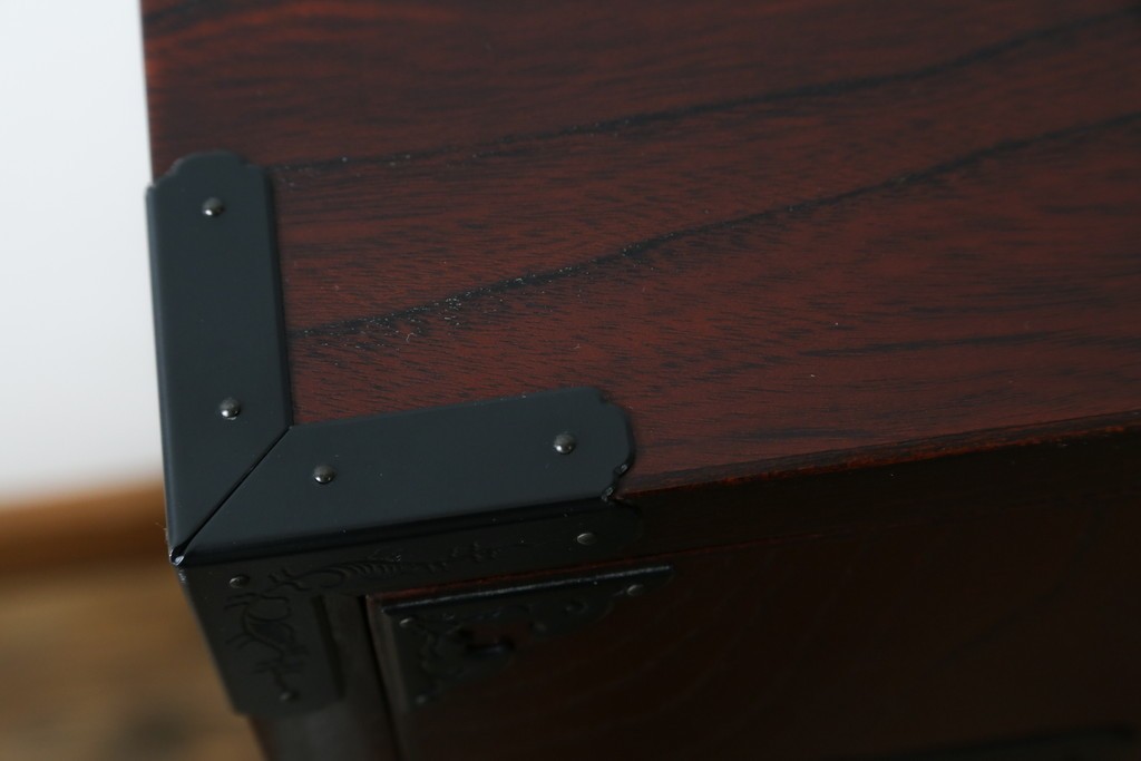 中古　仙台民藝箪笥　欅産業　牡丹を象った立派な金具が目を引く漆塗りの着物箪笥　(R-085575)