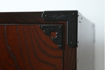 中古　仙台民藝箪笥　欅産業　牡丹を象った立派な金具が目を引く漆塗りの着物箪笥　(R-085575)