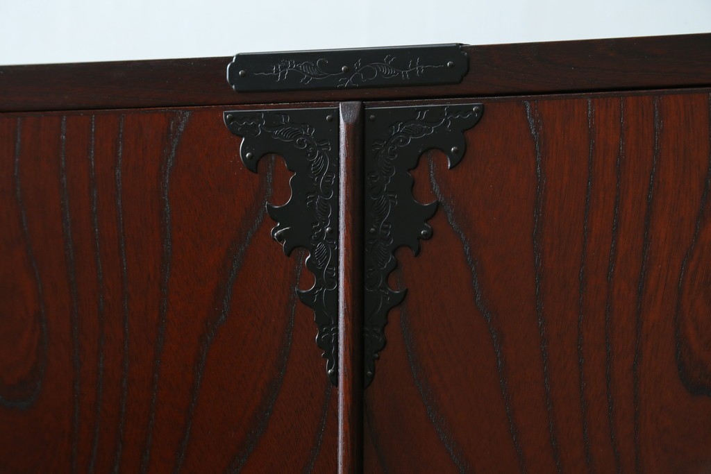 中古　仙台民藝箪笥　欅産業　牡丹を象った立派な金具が目を引く漆塗りの着物箪笥　(R-085575)