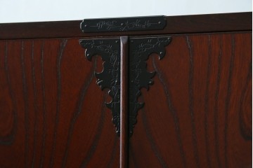 中古　仙台民藝箪笥　欅産業　牡丹を象った立派な金具が目を引く漆塗りの着物箪笥　(R-085575)