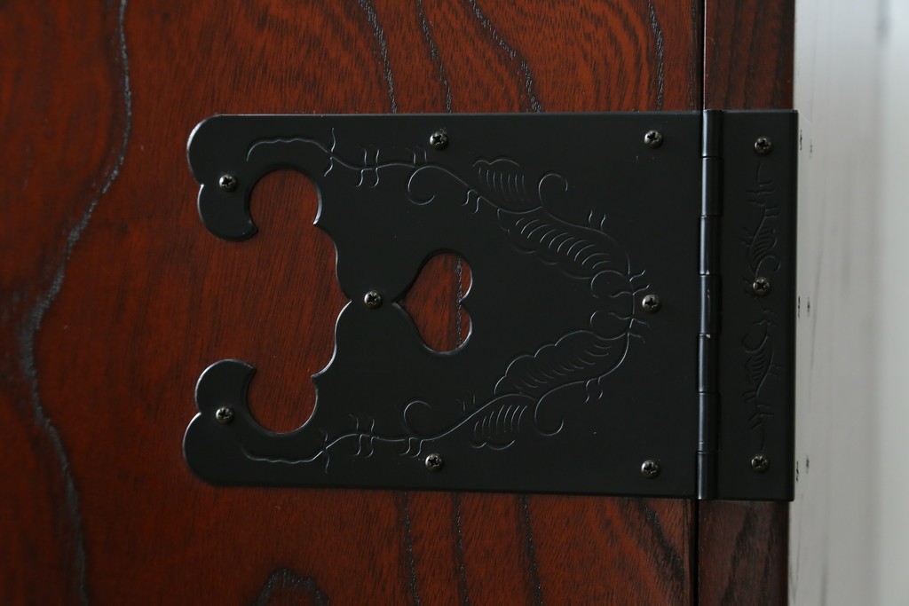 中古　仙台民藝箪笥　欅産業　牡丹を象った立派な金具が目を引く漆塗りの着物箪笥　(R-085575)