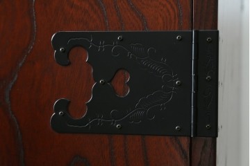 中古　仙台民藝箪笥　欅産業　牡丹を象った立派な金具が目を引く漆塗りの着物箪笥　(R-085575)