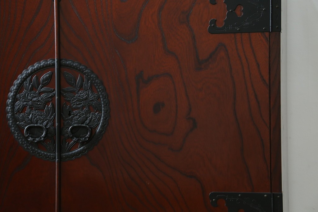 中古　仙台民藝箪笥　欅産業　牡丹を象った立派な金具が目を引く漆塗りの着物箪笥　(R-085575)