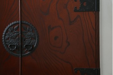 中古　仙台民藝箪笥　欅産業　牡丹を象った立派な金具が目を引く漆塗りの着物箪笥　(R-085575)