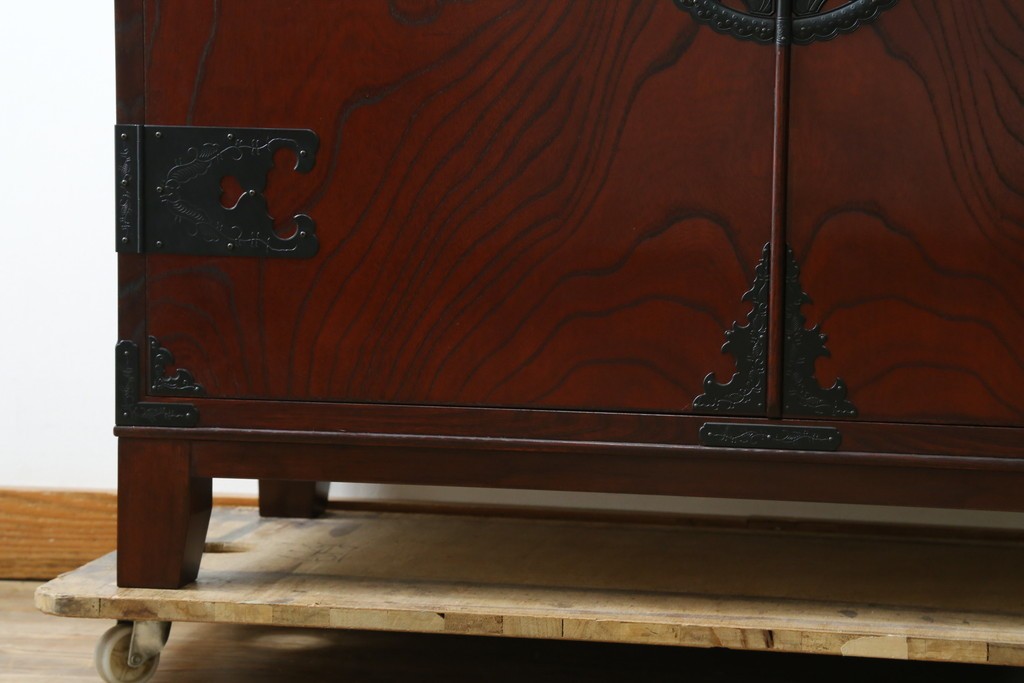 中古　仙台民藝箪笥　欅産業　牡丹を象った立派な金具が目を引く漆塗りの着物箪笥　(R-085575)