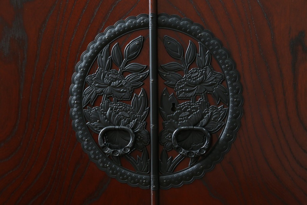 中古　仙台民藝箪笥　欅産業　牡丹を象った立派な金具が目を引く漆塗りの着物箪笥　(R-085575)