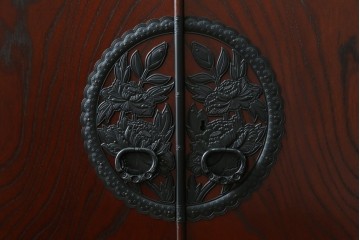 中古　仙台民藝箪笥　欅産業　牡丹を象った立派な金具が目を引く漆塗りの着物箪笥　(R-085575)