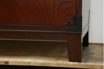 中古　仙台民藝箪笥　欅産業　牡丹を象った立派な金具が目を引く漆塗りの着物箪笥　(R-085575)