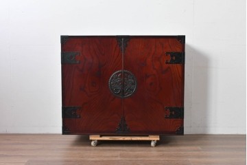 中古　仙台民藝箪笥　欅産業　牡丹を象った立派な金具が目を引く漆塗りの着物箪笥　(R-085575)