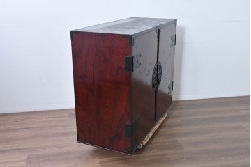 中古　仙台民藝箪笥　欅産業　牡丹を象った立派な金具が目を引く漆塗りの着物箪笥　(R-085575)