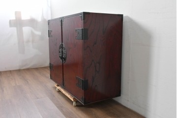 中古　仙台民藝箪笥　欅産業　牡丹を象った立派な金具が目を引く漆塗りの着物箪笥　(R-085575)