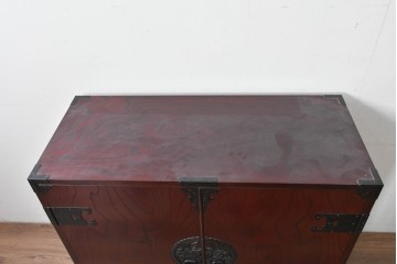 中古　仙台民藝箪笥　欅産業　牡丹を象った立派な金具が目を引く漆塗りの着物箪笥　(R-085575)