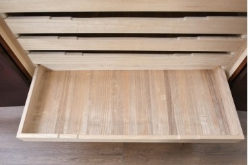 中古　仙台民藝箪笥　欅産業　牡丹を象った立派な金具が目を引く漆塗りの着物箪笥　(R-085575)