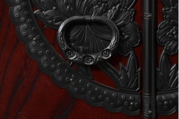 中古　仙台民藝箪笥　欅産業　牡丹を象った立派な金具が目を引く漆塗りの着物箪笥　(R-085575)