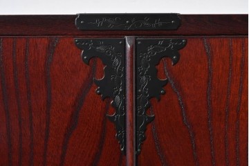中古　仙台民藝箪笥　欅産業　牡丹を象った立派な金具が目を引く漆塗りの着物箪笥　(R-085575)