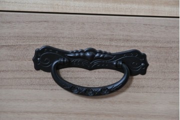 中古　仙台民藝箪笥　欅産業　牡丹を象った立派な金具が目を引く漆塗りの着物箪笥　(R-085575)