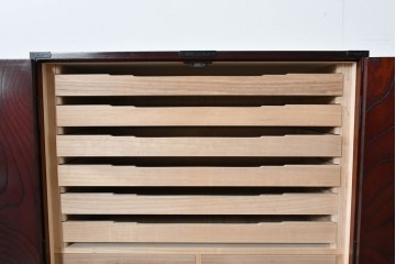 中古　仙台民藝箪笥　欅産業　牡丹を象った立派な金具が目を引く漆塗りの着物箪笥　(R-085575)