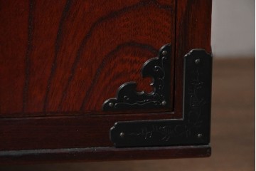 中古　仙台民藝箪笥　欅産業　牡丹を象った立派な金具が目を引く漆塗りの着物箪笥　(R-085575)