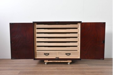 中古　仙台民藝箪笥　欅産業　牡丹を象った立派な金具が目を引く漆塗りの着物箪笥　(R-085575)