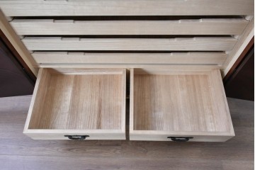 中古　仙台民藝箪笥　欅産業　牡丹を象った立派な金具が目を引く漆塗りの着物箪笥　(R-085575)