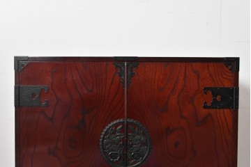 中古　仙台民藝箪笥　欅産業　牡丹を象った立派な金具が目を引く漆塗りの着物箪笥　(R-085575)