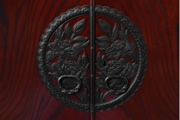 中古　仙台民藝箪笥　欅産業　牡丹を象った立派な金具が目を引く漆塗りの着物箪笥　(R-085575)