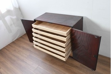 中古　仙台民藝箪笥　欅産業　牡丹を象った立派な金具が目を引く漆塗りの着物箪笥　(R-085575)