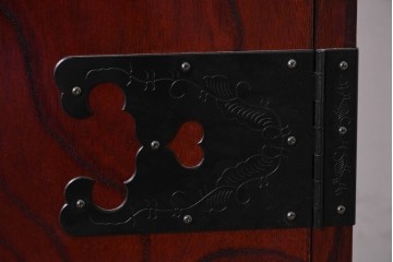 中古　仙台民藝箪笥　欅産業　牡丹を象った立派な金具が目を引く漆塗りの着物箪笥　(R-085575)