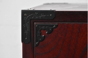 中古　仙台民藝箪笥　欅産業　牡丹を象った立派な金具が目を引く漆塗りの着物箪笥　(R-085575)