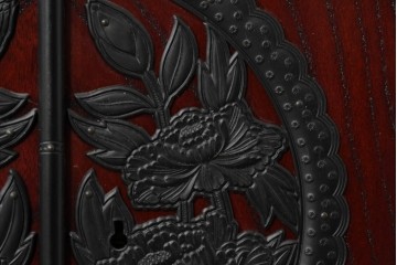 中古　仙台民藝箪笥　欅産業　牡丹を象った立派な金具が目を引く漆塗りの着物箪笥　(R-085575)