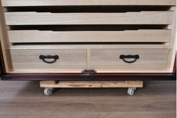 中古　仙台民藝箪笥　欅産業　牡丹を象った立派な金具が目を引く漆塗りの着物箪笥　(R-085575)