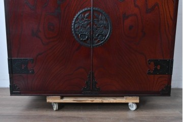 中古　仙台民藝箪笥　欅産業　牡丹を象った立派な金具が目を引く漆塗りの着物箪笥　(R-085575)