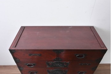 中古　仙台民藝箪笥　欅産業　牡丹を象った金具が華やかな漆塗りの衣装箪笥　(R-085576)