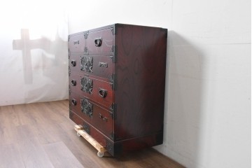 中古　仙台民藝箪笥　欅産業　牡丹を象った金具が華やかな漆塗りの衣装箪笥　(R-085576)