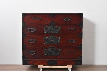 中古　仙台民藝箪笥　欅産業　牡丹を象った金具が華やかな漆塗りの衣装箪笥　(R-085576)