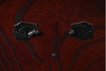 中古　仙台民藝箪笥　欅産業　牡丹を象った金具が華やかな漆塗りの衣装箪笥　(R-085576)