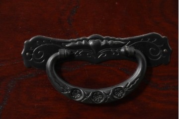 中古　仙台民藝箪笥　欅産業　牡丹を象った金具が華やかな漆塗りの衣装箪笥　(R-085576)