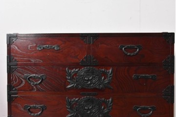 中古　仙台民藝箪笥　欅産業　牡丹を象った金具が華やかな漆塗りの衣装箪笥　(R-085576)